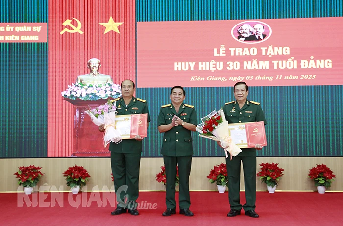 Trao Huy hiệu 30 năm tuổi Đảng cho hai quân nhân
